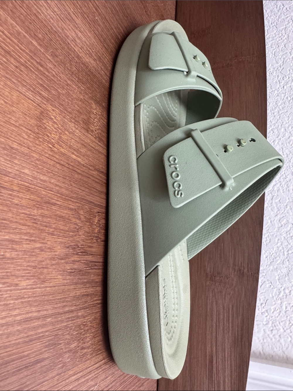 CROCS Brooklyn Buckle Low Sandals, Cargo Green - size 9 - Picture 6 of 8